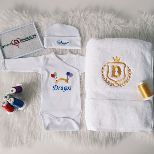 Set cadou bebe body prosop si caciulita personalizate